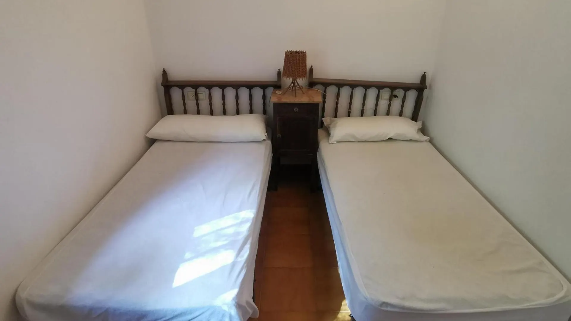 Casa Espaciosa De 10 Pers. Con Terraza, Cerca De La Playa Y Area De Entretenimiento En Llanca - Es-89-138